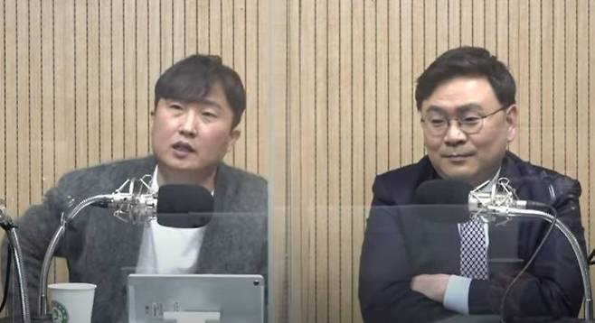 친여 성향 유튜버 이동형 작가(왼쪽)의 방송에서 이재명 고문의 2030 여성 지지층을 향한 성희롱 발언이 논란이 됐다. /유튜브 채널 '이동형TV' 영상 갈무리
