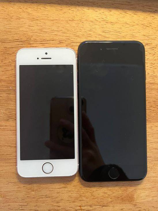 애플 아이폰SE 1세대(왼쪽)와 3세대.ⓒ데일리안 최은수 기자