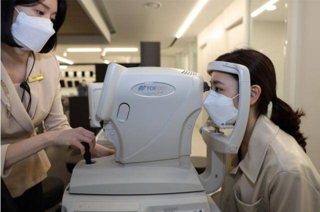 비접촉식 안압 측정 장면