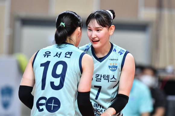 안혜진(오른쪽)과 유서연이 GS칼텍스 잔류를 택했다. [사진=한국배구연맹(KOVO)]