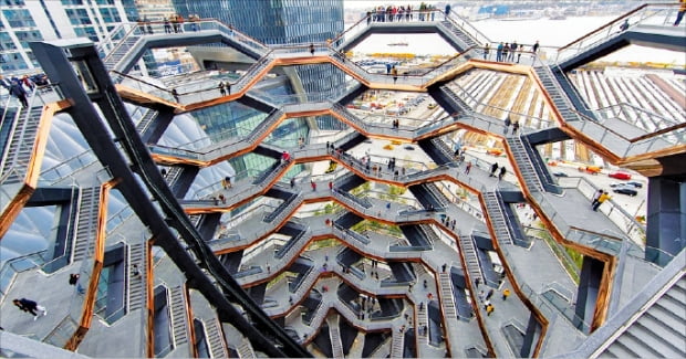 벌집 모양의 계단 2500개를 나선형으로 엮은 미국 뉴욕 맨해튼의 관광 명소 허드슨 야드 베슬.