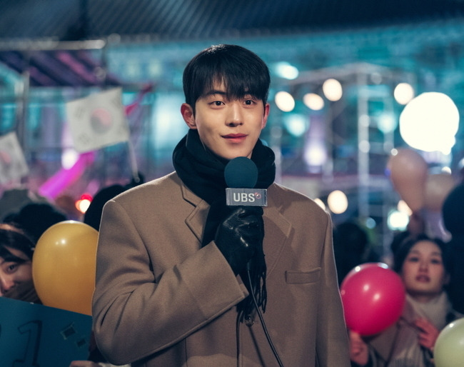 Twenty five Twinty one released Last Watch Point # 3.TVNs Saturday drama Twenty Five Twenty One (played by Kwon Do-eun/directed by Jung Ji-hyun and produced by Kim Seung-ho/produced Hwa-An-Dam Pictures) is a drama depicting the wandering and growth of youths who were deprived of their dreams in the 1998 era.The narrative of flame youths who stimulate emotions with coolness and empathy, and the perfect customization of actors such as Kim Tae-ri - Nam Ju-hyuk - Kim Ji-yeon (Bona) - Choi Hyun-wook - Lee Joo-myeong, combined with the perfect customization of Youth Kemi, I realized my untouchable grip.In particular, the last broadcast showed the Fencing Empress Na Hee-ri and UBS news anchor Lee Jin (Nam Joo-hyuk), who won gold medals for the third consecutive time in 2009, conducting an interview, raising expectations for the final ending.I looked at three points of last-minute observation that I can not miss what the sweet daily life of Na Hee-do, Lee Jin, and Baekdo Couple, who became lovers, will be.# Lee Jin, Na Hee-do, scene of Bosingak in 2001In the 15th episode to be broadcast on the 2nd (Today), the monumental moment of 2001, which finally became the Twenty Five back Lee Jin and Twenty Hana Na Hee-do, is being captured, causing anticipation and excitement.Following the millennium in 2000, when the century changed, it also included Na Hee-do and Lee Jin, who welcomed the Bosingak bell again.In the open steel, Lee Jin vividly conveys the situation of the Bosingak bell scene in 2001, and then heads to the beautiful night view with Na Hee-do waiting for them, and faces each other with sparkling eyes.Following the start of the countdown, the bells of Bosingak are ringing, and attention is focused on how the two people who open a new year with a happy expression will be drawn.# Na Hee-do, I witnessed the reporting scene of the back Lee Jin with my eyes and stopped as it was.# Lee Jin, Na Hee, a blanket hug accompanied by support and comfort for each otherNa Hee-do and Lee Jin have been growing together with each other every time they face frustration, giving heartfelt support and echoing comfort to each other.When they faced misunderstandings and conflicts, when they were suffering from self-defeating, they exchanged encouragement and raised each other and experienced miracles that occurred.In the meantime, Na Hee-do and Lee Jin are lying down and delivering support from the deepest cheers, making the viewers warm.From deep trust and faith, the words of comfort with love are paying attention to what it will be.