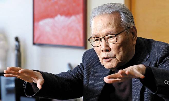 최근 작고한 이어령 초대 문화장관이 젓가락으로 한국인의 ‘밈(meme·문화유전자)’을 탐색한 이야기보따리를 푼 유작 ‘너 누구니’가 출간됐다. 사진은 생전 이 전 장관의 열정적 인터뷰 모습.세계일보 자료사진