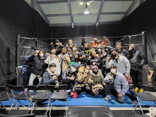 국내에서 활동 중인 프로레슬링 선수 및 관계자들과 함께 기념촬영을 한 조경호.