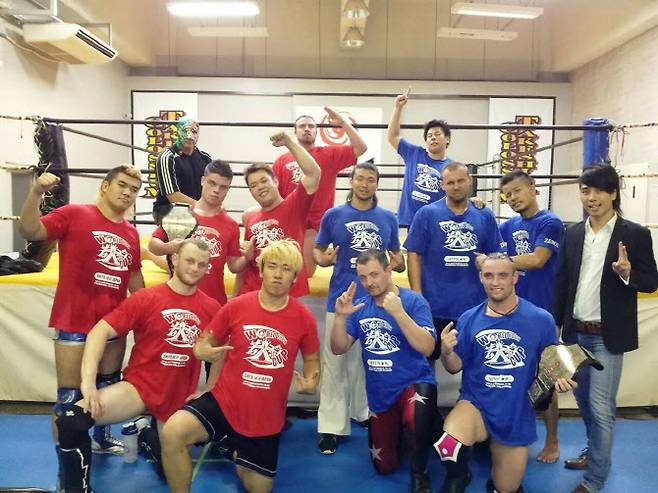 일본 프로레슬링 ZERO-1 시절 전세계에서 온 동료들과 함께 훈련을 마치고 기념촬영을 한 조경호(앞 왼쪽 빨간 티셔츠).