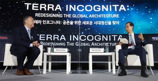 지난해 9월 제22회 세계지식포럼에 참석한 한덕수 국무총리 후보 지명자가 마이크 폼페이오 전 미국 국무장관과 대담하고 있다. [매경DB]