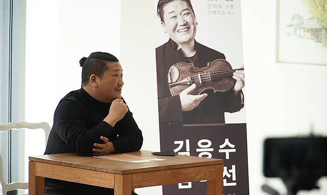 바이올리니스트 김응수 교수가 지난달 29일 서울 강남구 안타워에서 열린 기자간담회에서 ‘점과 선’ 프로젝트에 대해 이야기하고 있다. 피트뮤직 제공