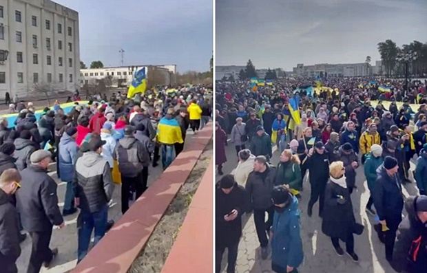 2일(현지시간) 우크라이나 자포리지야 에네르호다르에선 러시아 점령에 반대하는 주민의 평화 집회가 벌어졌다. 에네르호다르 중심가로 쏟아져 나온 주민 수백 명은 우크라이나 국기를 들고 행진했다. 러시아군의 침공을 규탄하며 소리 높여 애국가를 불렀다.