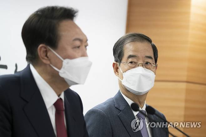 윤석열 당선인 바라보는 한덕수 총리 후보자 (서울=연합뉴스) 새 정부의 첫 국무총리로 지명된 한덕수 전 총리가 3일 오후 서울 종로구 통의동 대통령직인수위원회 기자회견장에서 기자들의 질문에 답하고 있는 윤석열 대통령 당선인을 바라보고 있다. 2022.4.3 [인수위사진기자단] photo@yna.co.kr