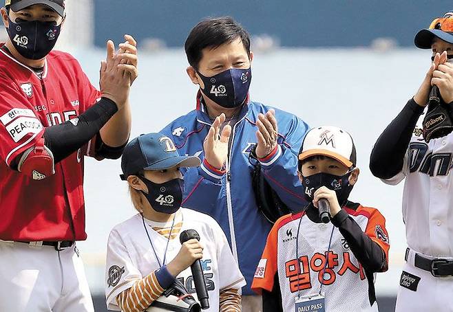 허구연(가운데 파란색 상의) 총재가 2일 창원에서 열린 2022 KBO 리그 공식 개막전에 어린이 팬과 함께 참석한 모습. 허 총재는 이날 관례를 깨고 어린이 팬에게 개막 선언과 시구를 맡기고, 자신은 홈플레이트 뒤에서 시구자의 공을 받았다. /허상욱 스포츠조선 기자