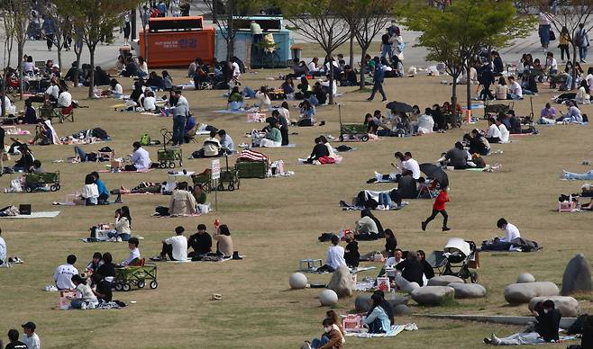 '코로나 도피처'가 된 지난해 4월 서울 한강공원 모습. /이덕훈 기자