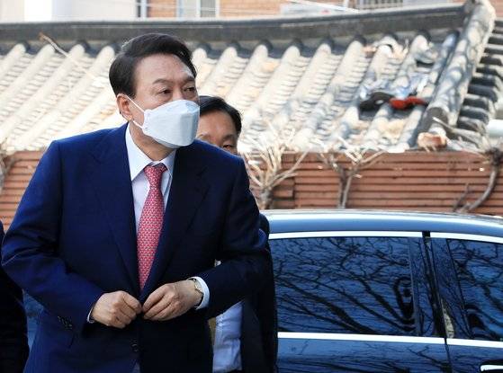 윤석열 대통령이 당선인이 4일 오후 외부일정을 마치고 서울 종로구 통의동 대통령직인수위원회 집무실로 들어서고 있다. [뉴스1]