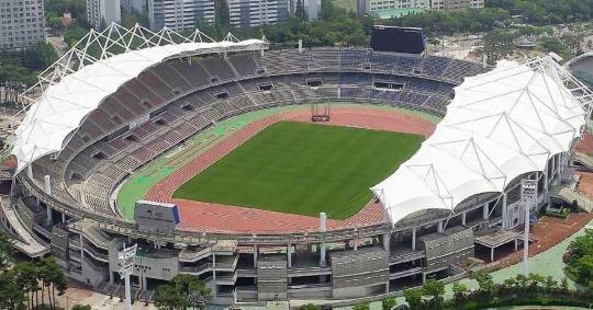 대한육상연맹의 공인심사를 통과해 국내 모든 육상대회를 개최할 수 있는 '제1종 육상경기장' 자격을 취득한 고양종합운동장. 육상 트랙과 천연잔디 등이 설치돼 있다. [고양시 제공]