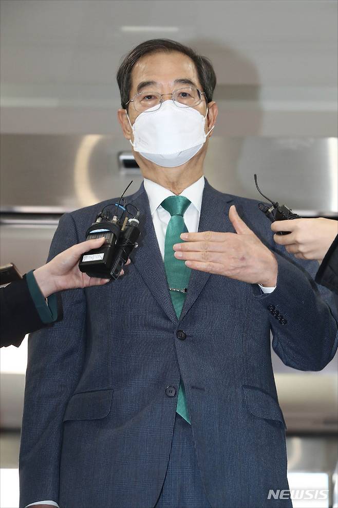 [서울=뉴시스] 배훈식 기자 = 한덕수 국무총리 후보자가 4일 오전 서울 종로구 한국생산성본부 빌딩에 마련된 청문회 준비단 사무실로 첫 출근하며 취재진의 질문에 답하고 있다. (공동취재사진) 2022.04.04. photo@newsis.com