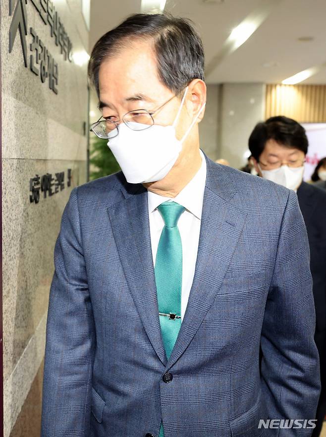 [서울=뉴시스] 배훈식 기자 = 한덕수 국무총리 후보자가 4일 오전 서울 종로구 한국생산성본부 빌딩에 마련된 청문회 준비단 사무실로 첫 출근하고 있다. (공동취재사진) 2022.04.04. photo@newsis.com