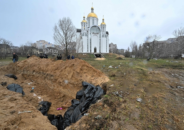3일(현지시간) 우크라이나 키이우 외곽 부차의 한 교회 뒷마당에서 포착된 집단 무덤. 아나톨리 페도루크 부차 시장은 AFP통신에 280구의 시신이 이 집단 묘지에 묻혔다고 말했다. 한 관계자는 교회 뒤 편 구덩이에서 시신 57구가 발견됐다고 말했다./AFP연합뉴스