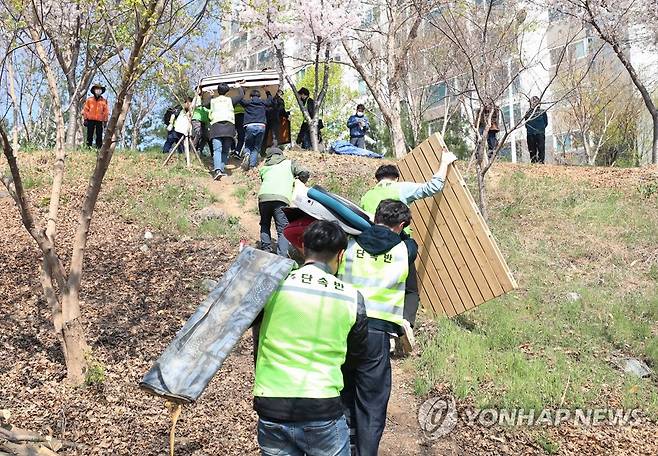 '금호강 불법텐트촌 행정대집행' (대구=연합뉴스) 박세진 기자 = 4일 대구 북구 직원과 공공근로자 40여명이 동변동 금호강 고수부지 일대 불법 설치된 텐트 등 시설물을 대상으로 행정대집행을 실시하고 있다. 2022.4.4 psjpsj@yna.co.kr