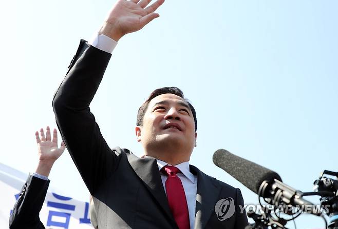 경기도지사 출마 선언하는 강용석 변호사 (수원=연합뉴스) 권준우 기자 = 유튜브 채널 가로세로연구소 출연진인 강용석 변호사가 4일 오후 경기 수원시 세류역에서 기자회견을 열고 경기도지사 선거 출마를 선언한 뒤 손을 흔들고 있다. 2022.4.4 stop@yna.co.kr