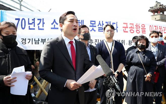 경기도지사 출마 선언하는 강용석 변호사 (수원=연합뉴스) 권준우 기자 = 유튜브 채널 가로세로연구소 출연진인 강용석 변호사가 4일 오후 경기 수원시 세류역에서 기자회견을 열고 경기도지사 선거 출마를 선언하고 있다. 2022.4.4 stop@yna.co.kr