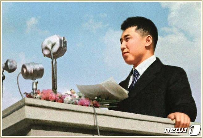 북한 선전용 월간지 금수강산 4월호가 '태양절(김일성 주석 생일·4월15일)'을 앞두고 김 주석의 생애와 업적을 부각했다. 사진은 김 주석이 조국 개선을 환영하는 평양시 군중대회에서 연설하는 모습. (출처=북한 선전용 월간지 금수강산) © 뉴스1