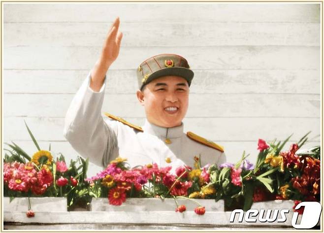 북한 선전용 월간지 금수강산 4월호가 '태양절(김일성 주석 생일·4월15일)'을 앞두고 김 주석의 생애와 업적을 부각했다. 사진은 김 주석이 조국 해방 8돌 경축 조선인민군 열병식 연단에서 답례하는 모습. (출처=북한 선전용 월간지 금수강산) © 뉴스1