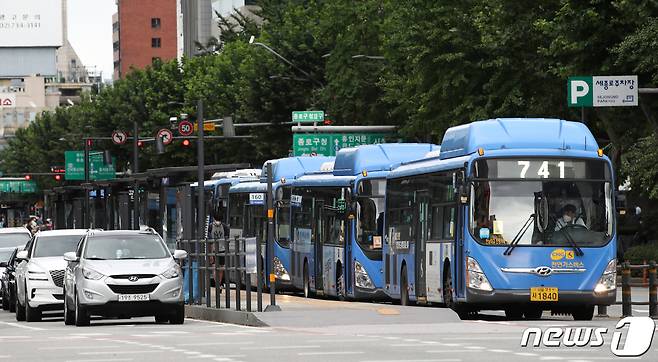 서울 세종대로 광화문광장 인근에서 버스가 오가고 있다. 2020.8.31/뉴스1 © News1 이승배 기자