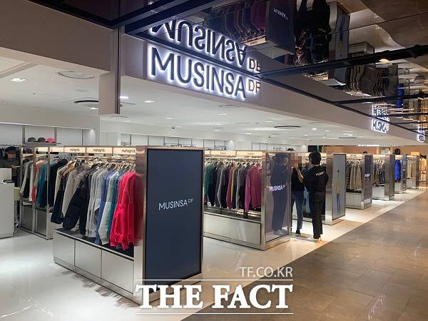 무신사 부띠끄는 논란 3개월 만에 가품 판매를 인정해 1년 만에 또다시 도마 위에 오르게 됐다. 지난해 3월에는 여성 고객에게만 할인쿠폰을 발행해 비판을 받았다. 사진은 동대문 현대백화점면세점에 입점한 '무신사 DF' 매장. /더팩트 DB