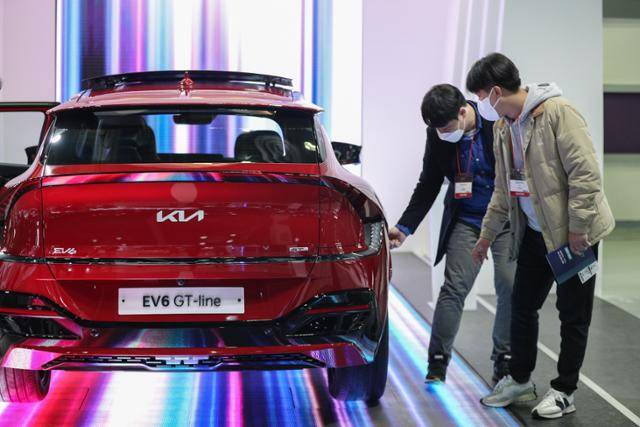지난달 17일 서울 강남구 코엑스B홀에서 열린 xEV 트렌드 코리아 2022에서 관람객들이 전기차를 살펴보고 있다. 뉴스1