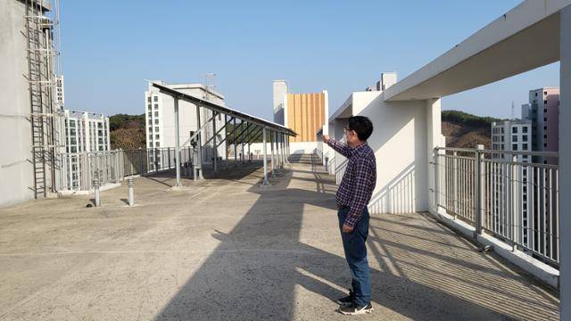 경기 오산의 C건물 옥상에서 건물 관계자가 태양광 발전 패널 설치 현황을 설명하고 있다. 이 건물은 태양광을 설치할 수 있는 여력이 현재보다 2, 3배가량 더 많음에도 건축주가 녹색건축인증상 신재생에너지 기준점 2%(2013년 최저 기준)에 맞춰 설치했다. 김현종 기자