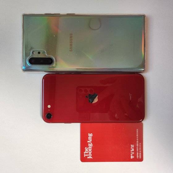 신용카드 크기의 사원증(왼쪽)과 아이폰SE3(가운데), 갤럭시노트10+(오른쪽) 크기 비교. 이수정 기자