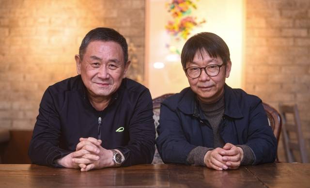 극단 및 소극장 산울림이 올해 재연하는 연극 '앙상블'의 연출을 맡은 연출가 심재찬(왼쪽)과 번역자 임수현.    이한결 기자