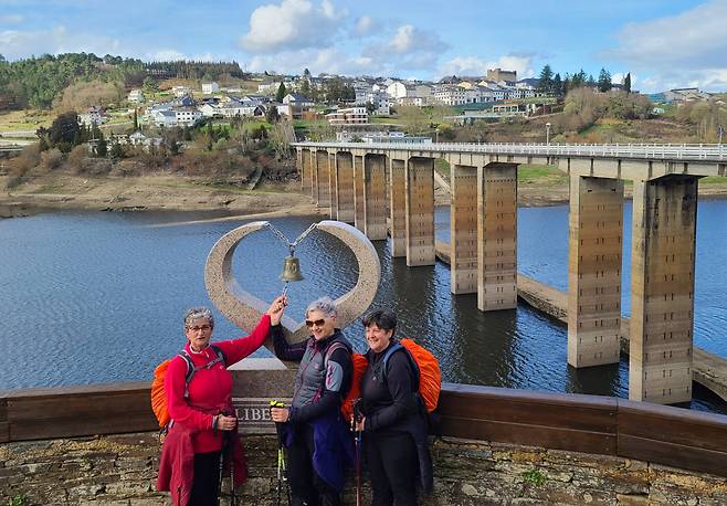 포르토마린 행운의 종을 치고 있는 독일 세 할머니 순례자