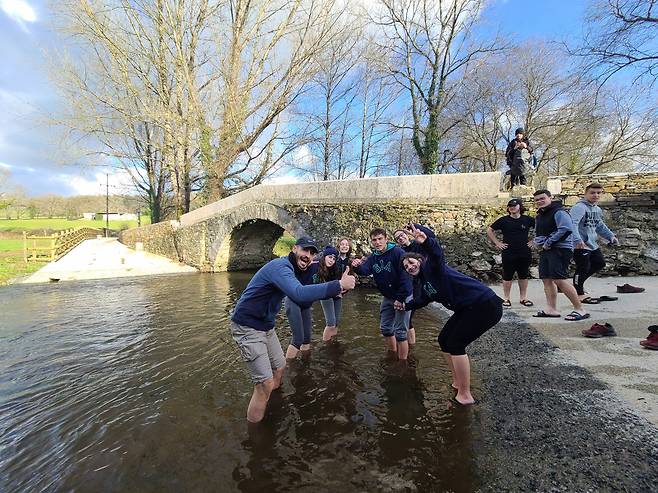 ‘강변’이라는 뜻의 리바디소 중세다리에서 물놀이를 즐기는 청년 단체 순례자들