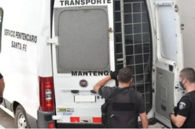 아르헨티나 경찰이 호송차량 문을 열고 있다. 자료사진