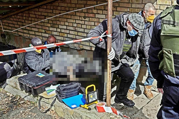 4일(현지시간) 우크라이나 수도 키이우 외곽 부차의 한 어린이 요양원 지하에서 발견된 러시아군 고문실에서 시신이 수습되고 있다/로이터 연합뉴스