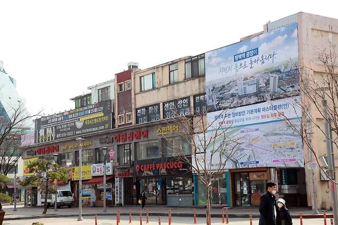 철거 공사 시작된 평택역 광장 노후 상가건물 [평택시 제공. 재판매 및 DB 금지]