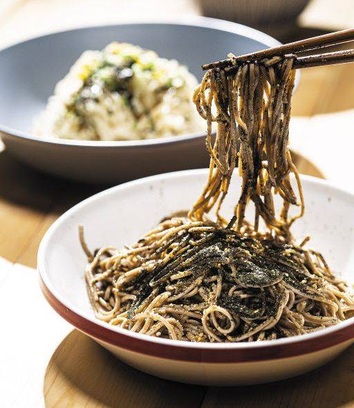 오뚜기 들기름 막국수(앞)와 팔도의 들기름 비빔 라면 ‘꼬들김’. /이경호 영상미디어 기자