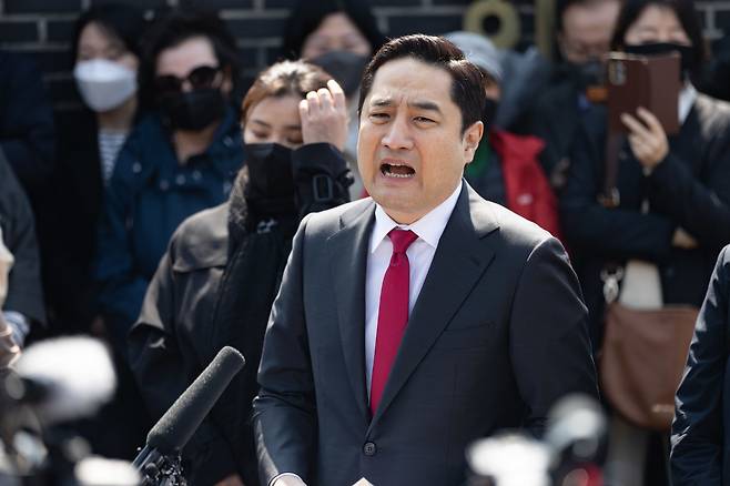 강용석 가로세로연구소 소장이 지난 4일 오후 경기도 수원시 권선구 제10전투비행단 앞에서 열린 경기도지사 출마 공식선언 기자회견에서 발언을 하고 있다./뉴스1