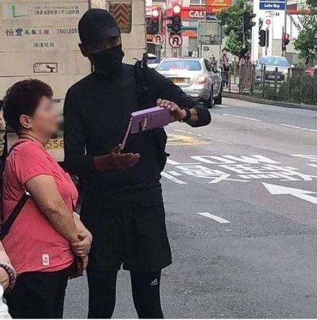 홍콩 톱스타 주윤발이 2020년 10월 4일 4일 반(反)정부 시위에 참여했다가 한 팬으로부터 함께 사진 찍자는 요청을 받은 후 휴대폰으로 사진을 찍고 있다./온라인 커뮤니티