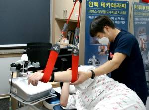 한림대성심병원이 윈백 테카테라피 시스템이 도입된 특수 도수치료실을 운영한다./사진=한림대의료원 제공