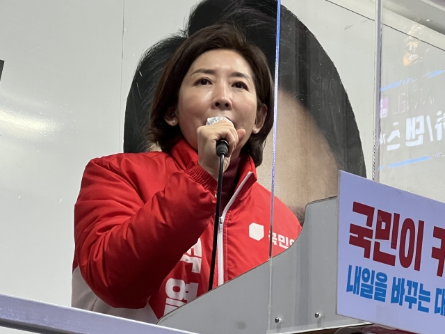 나경원 전 의원이 지난 2월 28일 오후 제주시 이도2동 광양사거리에서 윤석열 당시 대선 후보 지지를 호소하고 있다.