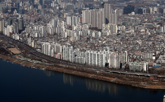 (서울=뉴스1) 박세연 기자 = 서울시가 3일 그간 서울 전역에 일률적·정량적으로 적용했던 최고 35층 높이 기준을 삭제하고, 새로운 스카이라인 기준을 마련한다고 밝혔다.     오세훈 서울시장은 이날 새로 짓는 아파트는 35층을 넘을 수 없다는 '35층 룰'을 폐지하는 내용의 '2040 서울도시기본계획'(서울플랜)을 발표했다. 오 시장은 다양한 층수를 배치해 다채로운 스카이라인을 만들겠다는 계획을 밝혔다.    서울시는 박 전 시장 시절에 수립된 '2030 서울플랜'을 통해 3종 일반주거지역 최고층수를 35층으로 제한해왔다. 이로 인해 아파트 높이를 35층 이상으로 계획한 주요 재건축 단지는 줄줄이 사업 퇴짜를 맞았었다. 이번 발표로 침체됐던 부동산시장과 재건축 사업에 활기를 찾을 지 주목되고 있다. 서울 송파구 롯데월드타워 서울스카이에서 바라본 한강변 아파트단지. 2022.3.3/뉴스1