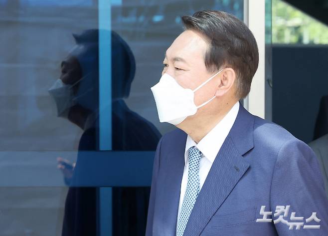 윤석열 대통령 당선인이 6일 점심일정을 위해 서울 통의동 집무실을 나서고 있다. 인수위사진기자단