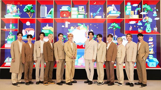 애플스토어 명동점에 방문한 그룹 세븐틴 © 뉴스1