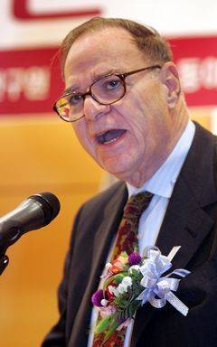 2005년 11월3일 서울시 고려대 백주년기념관에서 돈 오버도퍼 당시 미국 존스홉킨스대학원 교수가 특별강연하고 있다./조선일보DB