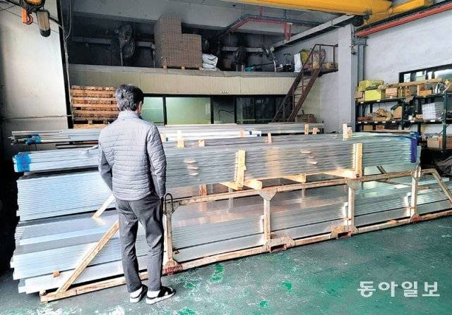 지난달 25일 인천 남동구 남동공단에 있는 한 금속가공업체 공장에서 회사 임원이 출고를 앞둔 알루미늄
 생산품을 내려다보고 있다. 최근 2년 새 알루미늄 원재료 가격은 2배 넘게 급등했지만 납품 단가는 50%밖에 올리지 못해 적자가
 쌓이고 있다. 인천=김자현 기자 zion37@donga.com