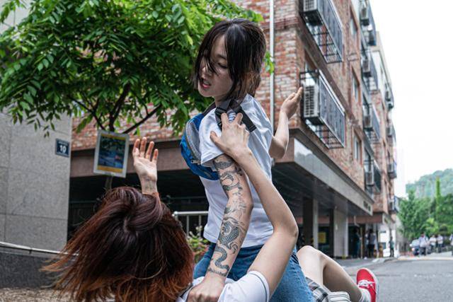 김혜윤은 '불도저에 탄 소녀'에서 용 문신을 소화했다. 고집스튜디오 제공