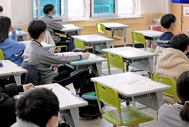 3월 22일 오후 서울의 한 중학교 교실에서 코로나19 확진으로 재택치료 및 가정학습 중인 학생들의 빈자리가 보이고 있다. [연합뉴스]