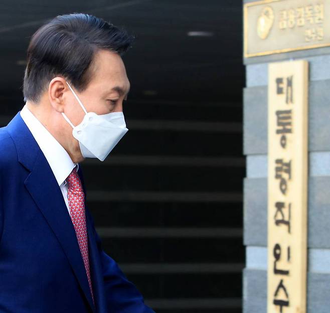 윤석열 대통령 당선인이 4일 오후 서울 종로구 통의동 대통령직인수위원회 집무실로 들어오고 있다. /사진제공=뉴시스(공동사진취재단)