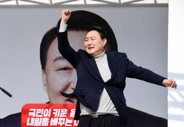 윤석열 국민의힘 대선 후보가 3월 7일 경기 시흥시 삼미시장 앞 유세 현장에서 어퍼컷 세리머니를 하고 있다. 성형주 기자